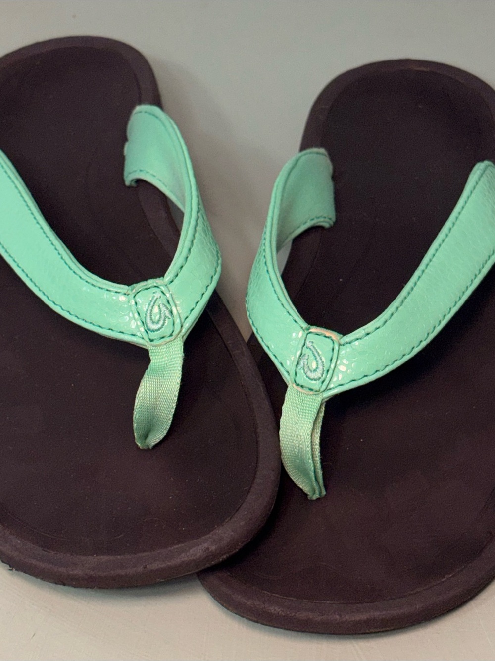 OluKai Comfort Flip Flop Sandals Mint Green Black Size 6 Womens